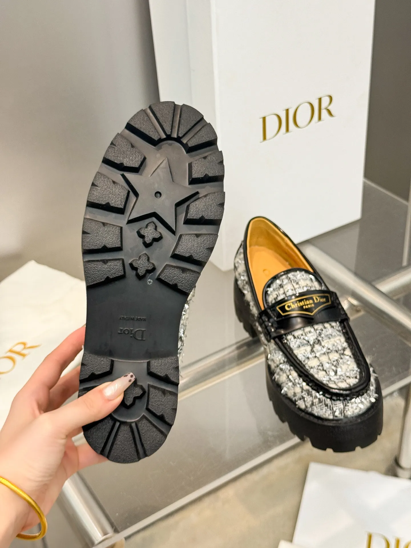 👟👟Ex-factory price 600👟👟 Dior 2024 new autumn and winter D-Boy letter logo color-blocked thick-soled women's shoes. Star's same style slip-on belt buckle round-toe retro low-heeled loafers. Material: imported open-edge beaded cowhide stitching eco-friendly rattan plaid tweed + water-dyed sheepskin lining + original molded IP outsole. Bottom thickness: 3.5CM Size: 35-42 (41.42 customized, non-refundable and non-exchangeable)